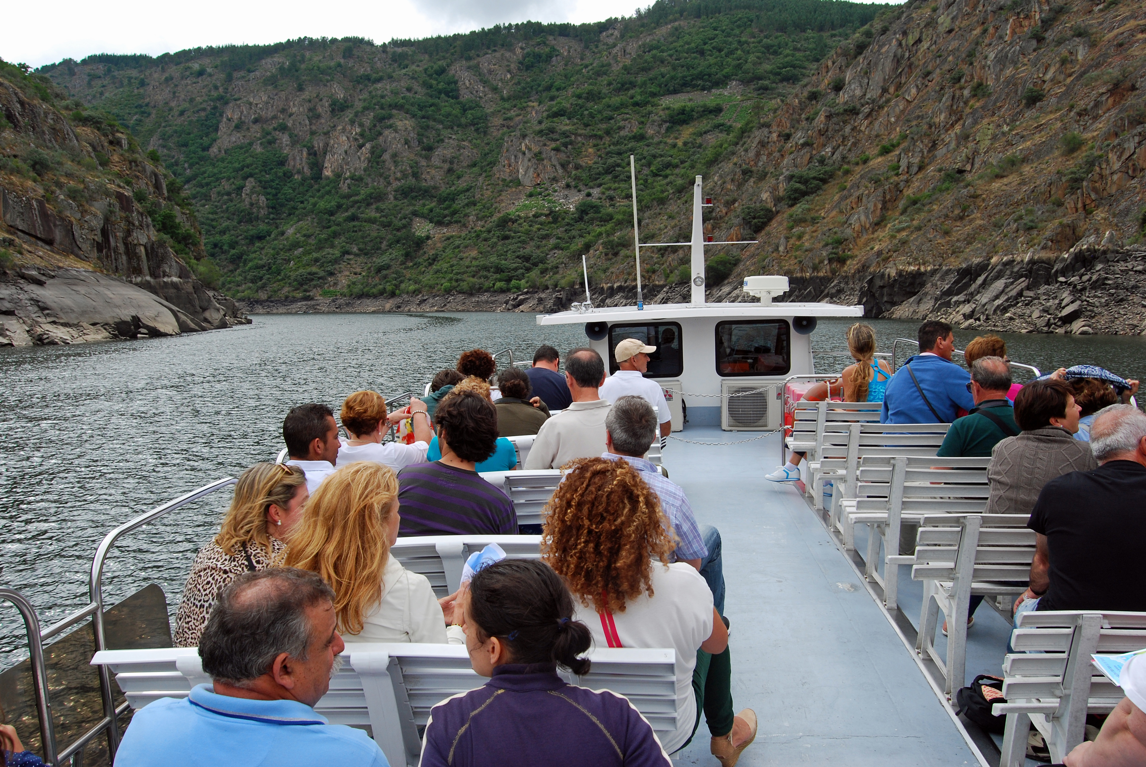 Paseo fluvial en catamarán por los Cañones del Sil, de la Ruta de la Ribeira Sacra del Río Sil.