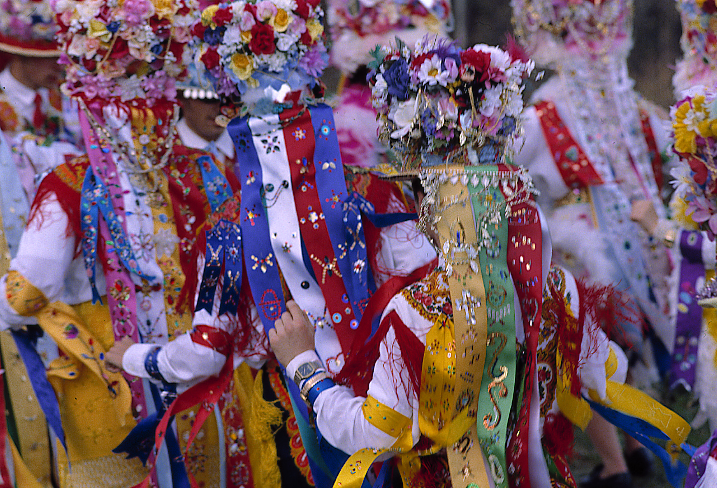 El color llena las calles de Cobres-Vilaboa en sus bailes de Carnaval