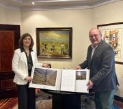 A conselleira de Medio Ambiente, Territorio e Vivenda, Ángeles Vázquez e Juan Serrano, director da Casa de Galicia, mostran un exemplar do Atlas da Paisaxe dos Camiños 