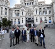 O director da Casa de Galicia, Juan Serrano López, acompañado por Román Rodríguez, conselleiro de Cultura, Educación, Formación Profesional e Universidades, o artista Manolo Paz e membros da corporación municipal de Madrid.