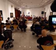 Numeroso público asistiu interesado á presentación do libro.