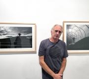 Plácido L. Rodríguez pousa ante dous das súas fotografías