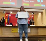 O responsable do CEIP Sacra Familia. Proxecto: un Libro en Blanco. Primaria, da Coruña, recibe o diploma.