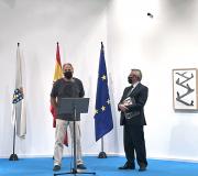 O fotógrafo ourensán, Plácido L. Rodríguez, nun momento do acto de presentación da súa exposición acompañado do Coordinador de actividades, Ramón Jiménez