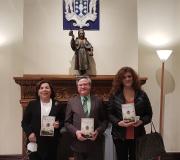 Mª Jesús Domínguez Sío, autora del libro, acompañada de Ramón Jiménez, Coordinador de actividades de la Casa de Galicia, y de Ángeles López, en representación de la editorial Almuzara.
