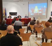 Un numeroso público asistiu ao acto de inauguración da exposición, así como á presentación do XII Congreso Internacional de Asociacións Xacobeas