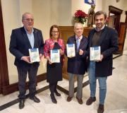 De esquerda a dereita: Juan Serrano, director da Casa de Galicia; Mª Luisa Muñoz, presidenta da Asociación de Amigos do Camiño de Santiago de Madrid; Alfonso García, autor do libro; e o vicepresidente segundo e conselleiro de Presidencia, Xustiza e Deportes, Diego Calvo.