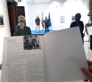 O catálogo da exposición contén unha selección de fotografías ademais dunha breve biografía do fotógrafo