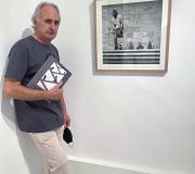 Plácido L. Rodríguez pousa ante unha das fotografías da exposición
