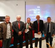 Nestaeacto de presentación participaron, de esquerda a dereita: Alfonso Freire Benito, director editorial da empresa Lúdica Libros; Jorge Martínez-Cava, presidente do XII Congreso Internacional de Asociacións Xacobeas; Ramón Jiménez, coordinador de actividades da  Casa de Galicia; José María Ballester, exdirector xeral de Cultura, Patrimonio Cultural e Natural do Consello de Europa; e Luis Gutiérrez Perrino, presidente da Federación Española de Asociacións de Amigos do Camiño de Santiago