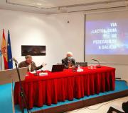 Un momento da presentación no que intervén  Alfonso Freire Benito, director editorial da empresa Lúdica Libros, acompañado na mesa por Jorge Martínez-Cava, presidente do XII Congreso Internacional de Asociacións Xacobeas