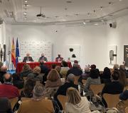 Numeroso público acudiu á presentación do libro de Eugenio Feijoo