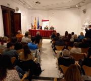 Numeroso público asistiu interesado á presentación do libro.