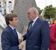 O director da Casa de Galicia en Madrid, Juan Serrano, saúda ao alcalde de Madrid, José Luís Martínez-Almeida.