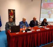 En el acto participaron, de izquierda a derecha: Miguel Canella Vicens, teniente coronel de la Guardia Civil; Jorge Martínez Cava, presidente de la Federación Española de Asociaciones de Amigos del Camino de Santiago; Juan Serrano López, director de la Casa de Galicia en Madrid; y Mª Luisa Muñoz Martínez, presidenta de la Asociación de Amigos de los Caminos de Santiago de Madrid. 
