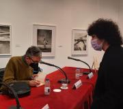 El poeta José Cereijo firmando un ejemplar de su obra.