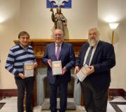 De esquerda a dereita: Jesús García, autor do libro; Juan Serrano, director da Casa de Galicia en Madrid; e Héctor Luis Suárez Pérez, catedrático de etnomusicología do Real Conservatorio Superior de Música de Madrid, pousando cun exemplar do libro.