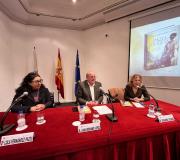 Lola Fernández estivo acompañada polo director da Casa de Galicia, Juan Serrano, e pola xornalista Susanna Criado