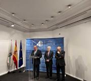 De esquerda a dereita, Juan Serrano, director da Casa de Galicia; Miguel Ángel Santalices, presidente do Parlamento de Galicia; e Ramón Villares, comisario da exposición.