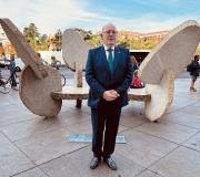 Juan Serrano pousa ante unha das obras de Manolo Paz.