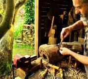 Miguel Núñez trabajando en su taller