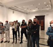 Asistentes al acto de inauguración de la exposición de pintura de Paco Ascón.