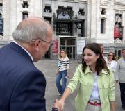 Juan Serrano saúda á delegada da área de Cultura, Turismo e Deporte, Andrea Levy. 