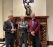 Eugenio Feijoo pousa acompañado do coordinador de actividades da Casa de Galicia, Ramón Jiménez, e do cronista provincial de Guadalaxara, Antonio Herrera Casado.