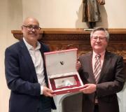 Jesús Navazo, vicesecretario da Xunta de Galicia, entrega unha placa a Ramón Jiménez en agradecemento á súa dedicación profesional  ao longo de todos estes anos