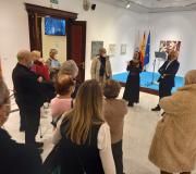 Unha vez finalizada a presentación, os artistas percorreron cos asistentes a exposición