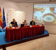 Interviñeron no acto de presentación: Luis Mollá, autor da novela; Jesús Navazo, vicesecretario de Presidencia da Xunta de Galicia; e Manuel Zafra Caramé, Capitán de Navío