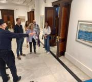Celso Varela explicou aos asistentes aspectos relevantes de cada un dos cadros que conforman a súa mostra