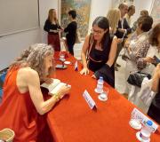 Terminado o acto de presentación, Silvia Rodríguez estivo a asinar o libro.