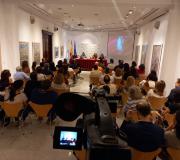 Numeroso público acudiu á presentación da novela.