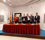 De izquierda a derecha: la periodista y psicóloga, Irene Villa; el vicesecretario de Presidencia, Jesús Navazo; la periodista, Cristina Serrato; el empresario y autor del libro, Alberto Dacasa;  el alcalde de Avión, Antonio Montero; y el secretario xeral de Emigración, Antonio Rodríguez Miranda.