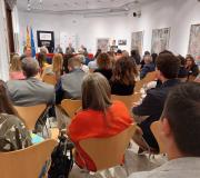 Numeroso público asistió al acto de presentación del libro.