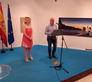 Al acto de presentación asistieron la pintora, Gema López, y el vicesecretario de Presidencia de la Xunta de Galicia, Jesús Navazo.