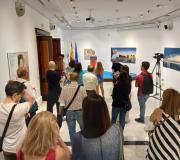 Imaxe do público que asistiu á inauguración da exposición de pintura de Gema López.