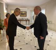 El director de la Casa de Galicia en Madrid saluda al Embajador de Japón en España a su llegada a la Embajada.