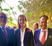 La Duquesa de Lugo, Su Alteza Real la Infanta Doña Elena, saludó al director de la Casa de Galicia en Madrid, Juan Serrano, y al responsable de Comunicación, Javier Vázquez.