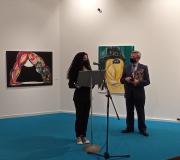 A artista Tareixa Taboada inaugura a súa exposición de pintura e escultura acompañada polo Coordinador de Actividades da Casa de Galicia en Madrid, Ramón Jiménez