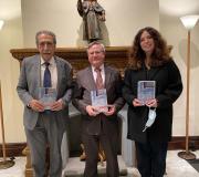 Participaron en el acto de presentación, de izquierda a derecha: Vicente Araguas, autor del libro; Ramón Jiménez, coordinador de actividades de la Casa de Galicia; y Verónica Vilaverde, responsable de la edición del libro.