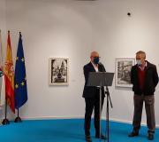 No acto de inauguración da exposición interviñeron o vicesecretario da Secretaría Xeral de Presidencia da Xunta de Galicia, Jesús Navazo e o pintor compostelán, Plácido Amboage F.