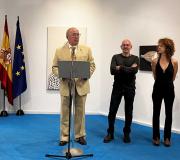 Intervención do director da Casa de Galicia, Juan Serrano, acompañado do artista Fernando Carballa e a guionista, Caridade Fernández.