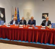 Carlos Lema estivo acompañado na presentación por (de esquerda a dereita): Juan José González, ex Presidente do Tribunal Constitucional, Miguel Ángel Santalices, presidente do Parlamento de Galicia  e Juan Serrano, director da Casa de Galicia en Madrid.