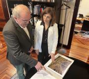 Juan Serrano, director de la Casa de Galicia en Madrid, recibe el Atlas del Paisaje de los Caminos, por la conselleira de Medio Ambiente, Territorio y Vivienda, Ángeles Vázquez.
