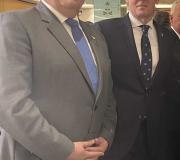 O director da Casa de Galicia, Juan Serrano, acompañou a Alfonso Rueda durante o almorzo infomativo organizado por Europapress