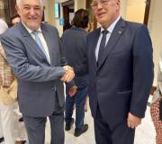 O director da Casa de Galicia, Juan Carlos Serrano, saúda a Cándido Conde-Pumpido, maxistrado do Tribunal Constitucional