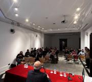 Juan serrano dando la bienvenida a los alumnos a la Casa de Galicia_0