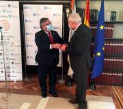 O presidente de ASOMEGA, Julio Ancochea, entrega a Insignia ao delegado da Xunta de Galicia en Madrid, Jose Ramon Ónega 